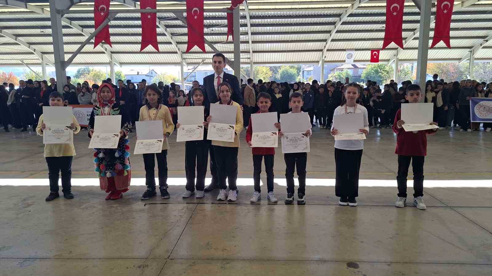 Hisarcıkta başarılı öğrenciler ödüllendirildi