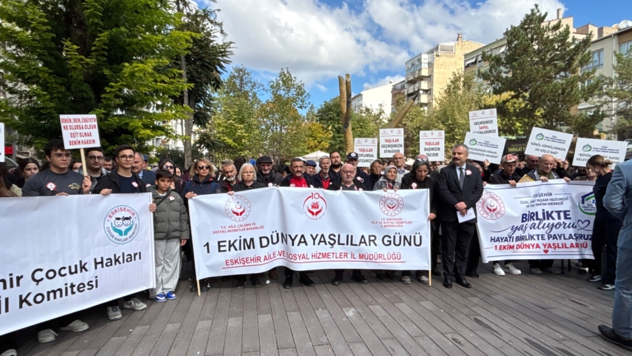 Eskişehir’de Yaşlılar Günü mehter marşı eşliğinde yürüyüşle kutlandı