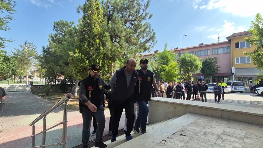 Çifteler’de Emrah Yakar’ın hayatını kaybettiği olayda 3 şüpheli adliyeye sevk edildi