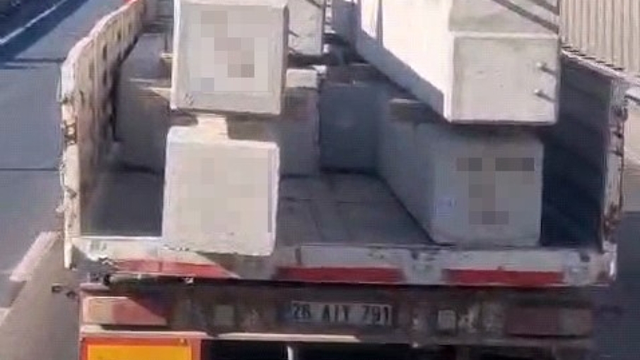 Eskişehir Çevreyolu'nda Facianın Eşiğinden Dönüldü! Tonlarca Beton Blok Bağlanmadan Taşındı