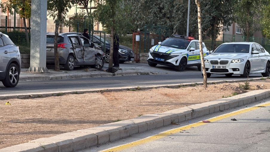 Eskişehir'de alkollü sürücünün karıştığı feci kaza: Araç karşı şeride savruldu, 1 kişi yaralandı