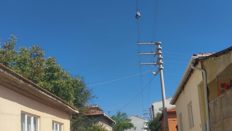 Eskişehir'de elektrik telinde asılı kalan botlar mahalleliyi tedirgin etti: “Çocuklar için risk oluşturuyor”