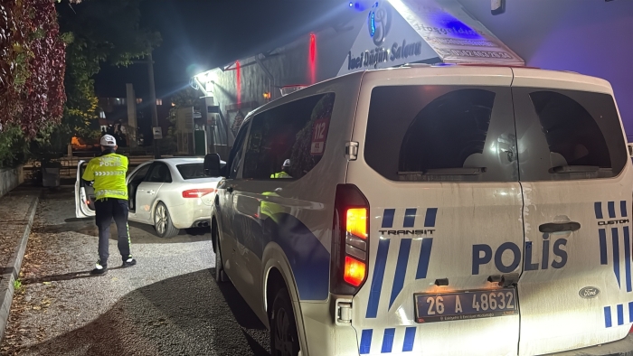Eskişehir'de babasının otomobilini alıp polisten kaçtı: 16 yaşındaki çocuğa 295 bin TL ceza