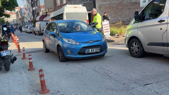 Eskişehir'de avukat olduğunu söyleyen sürücü ters yönde gitmekte ısrar etti: 13 bin TL ceza kesildi