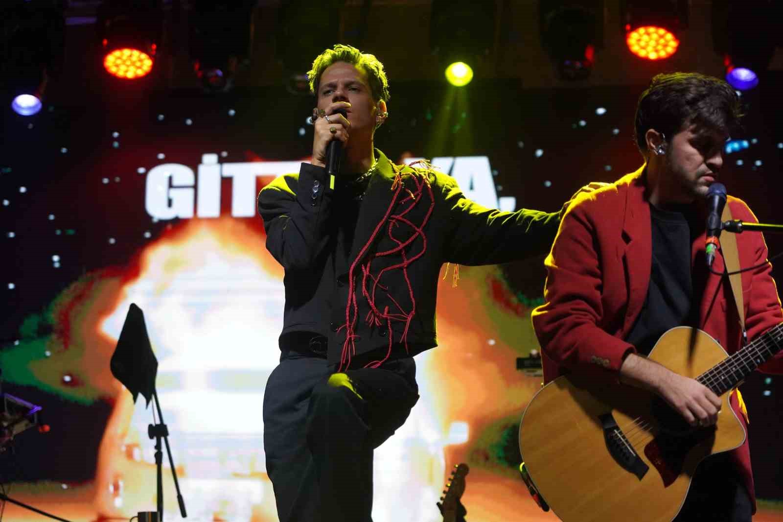 Bilecikte sağanak yağışa rağmen binlerce kişi Madrigal konseriyle coştu