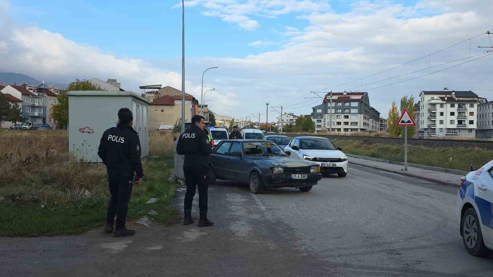 Kütahya'da otomobilin çarptığı 2 kişi yaralandı