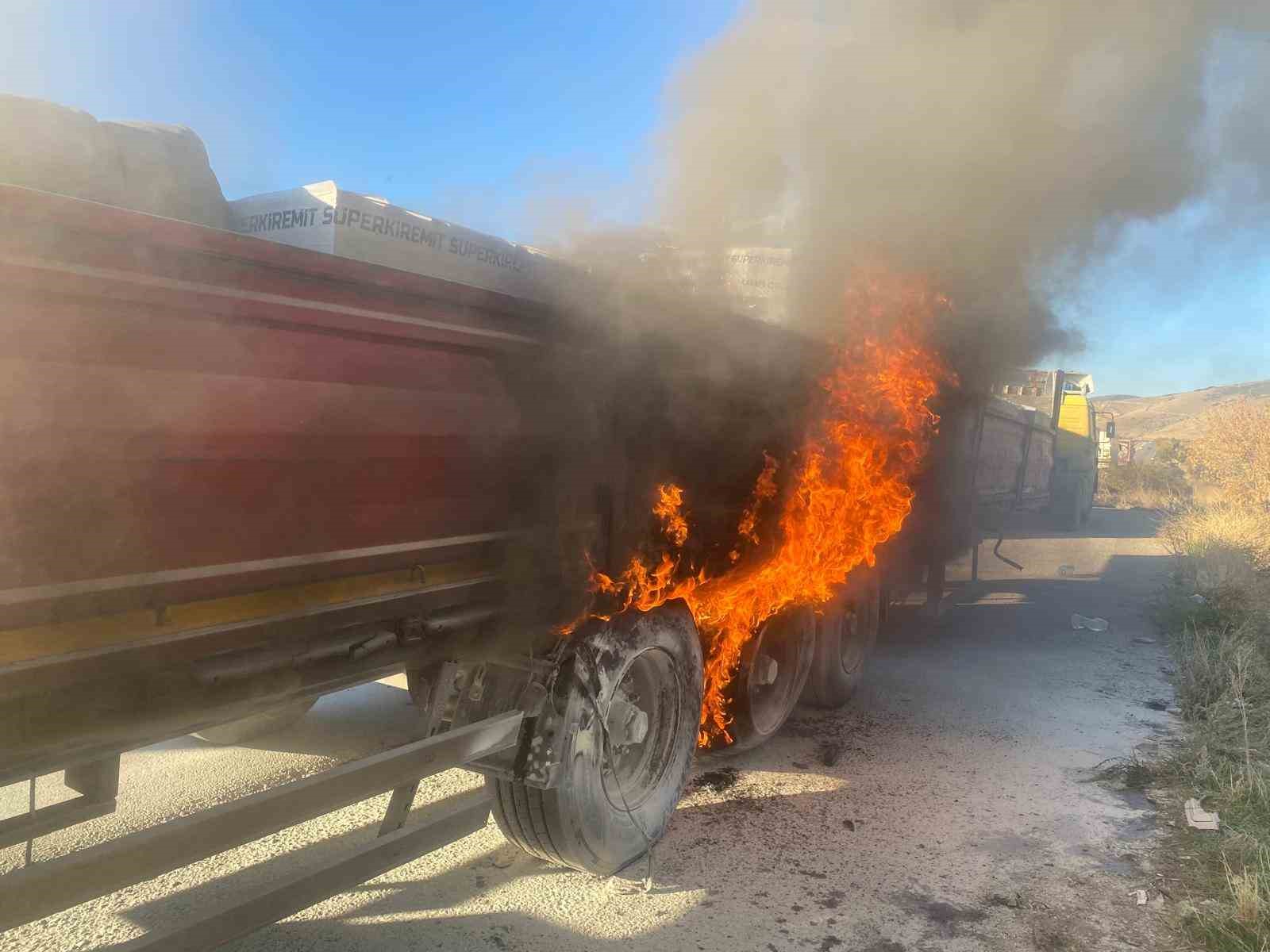 Seyir halindeki tırda çıkan yangın korkuttu