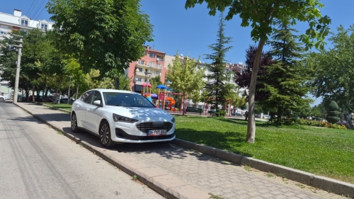 Kaldırımı otomobille kapattı, yayalar yola inmek zorunda kaldı