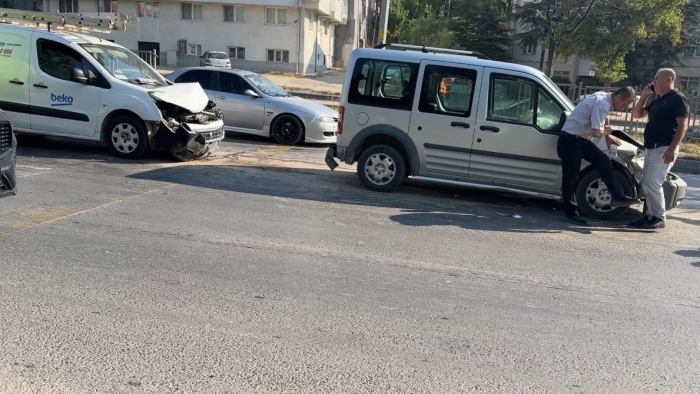 Çevreyolunda 4 araç zincirleme kazaya karıştı