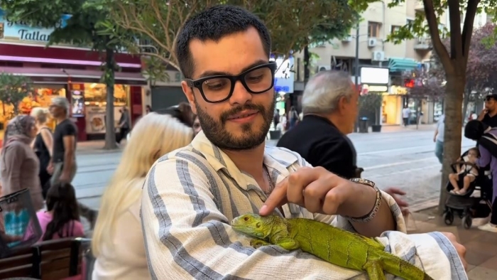 Şehir merkezinde iguanayla yürüdü, görenler dönüp bir daha baktı