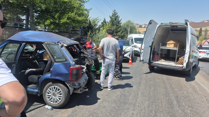 Hurdaya dönen araçta sıkışan cenaze güçlükle çıkarıldı