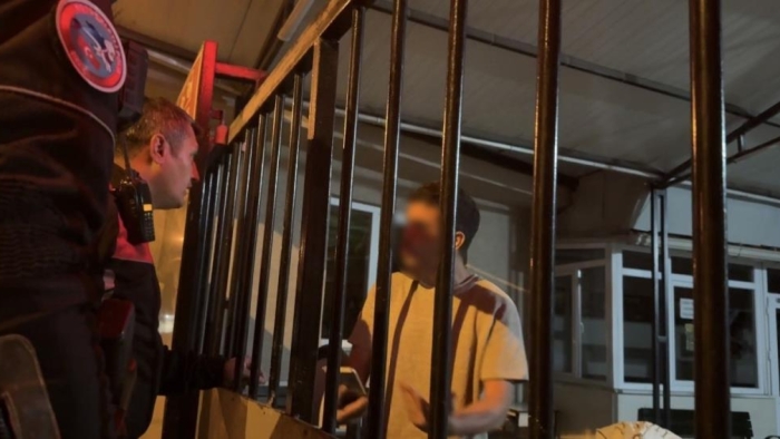 Lavaboya girdi, camide kilitli kaldı: Yardım için karşı binaya taş attı