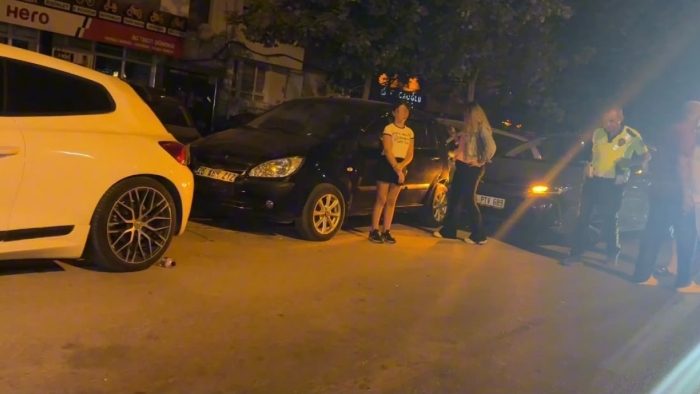 Eskişehir’de kontrolden çıkan otomobil park halindeki araçlara çarptı