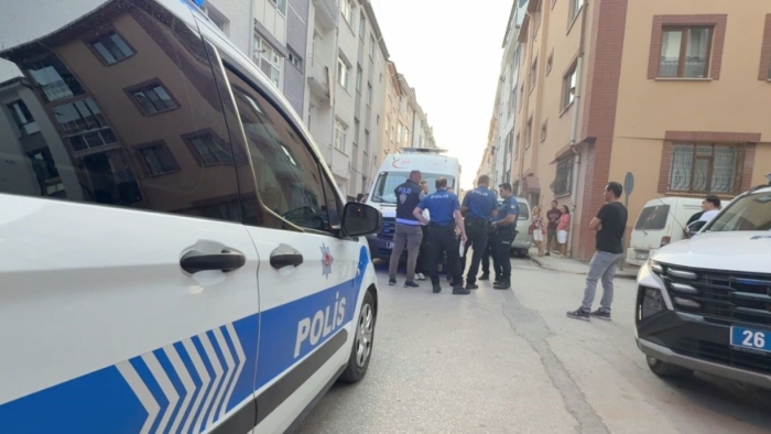 Eskişehir’de sokakta düşen 72 yaşındaki Niyazi A. evinin kapısında hayatını kaybetti