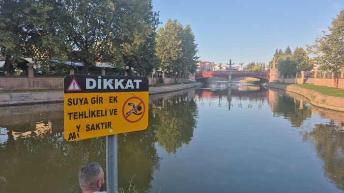 Porsuk Çayı kenarındaki adamı suya itti: Vatandaşlar kurtardı
