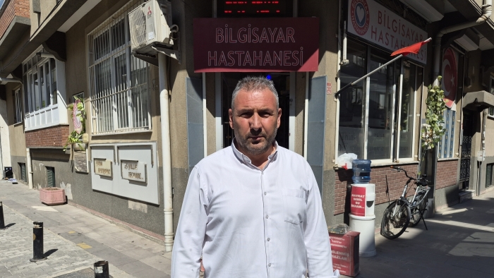 Eşinin 5 bileziğiyle açtığı dükkâna 30 yıl sonra veda ediyor