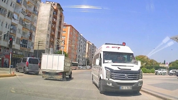 Eskişehir’de işçi servisi ters şeride girdi: Sürücülere zor anlar yaşattı