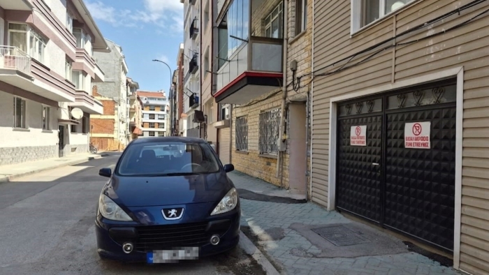 Eskişehir’de park duyarsızlığı: Garaj girişlerini bile kapatıyorlar