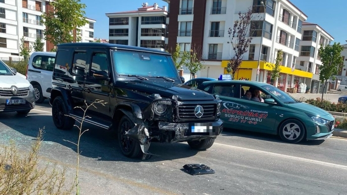 Eskişehir’de lüks cip ile otomobil çarpıştı