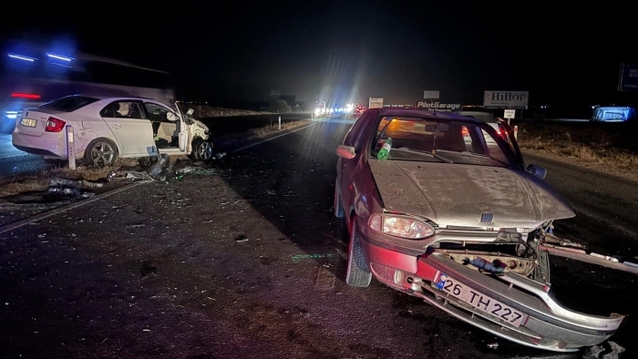 Eskişehir-Ankara yolunda iki otomobil çarpıştı: 5 kişi yaralandı
