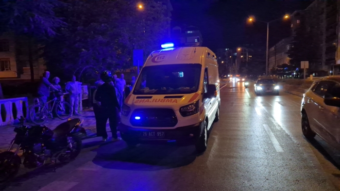 Eskişehir’de motosiklet karşıya geçmeye çalışan yaşlı adama çarptı