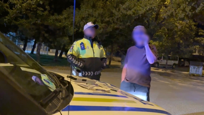 Alkollü sürücü polis otosunda kapıları karıştırdı: “Arabayı mı süreceksin?”