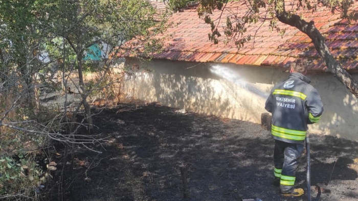 Eskişehir’de alevler ahıra sıçradı: İtfaiyenin müdahalesi evi kurtardı