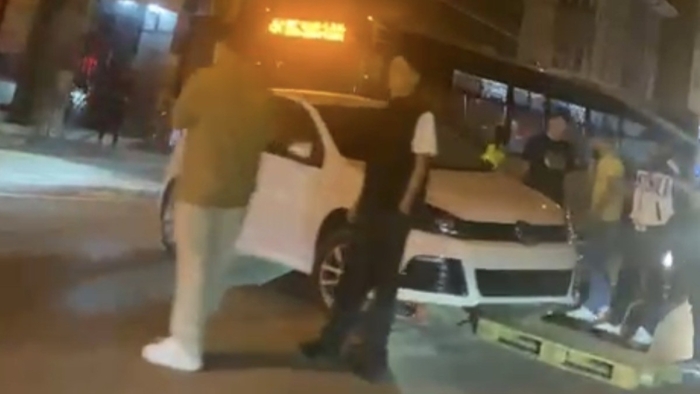 Eskişehir’de ilginç kaza: Otomobil dubaların üzerinde askıda kaldı