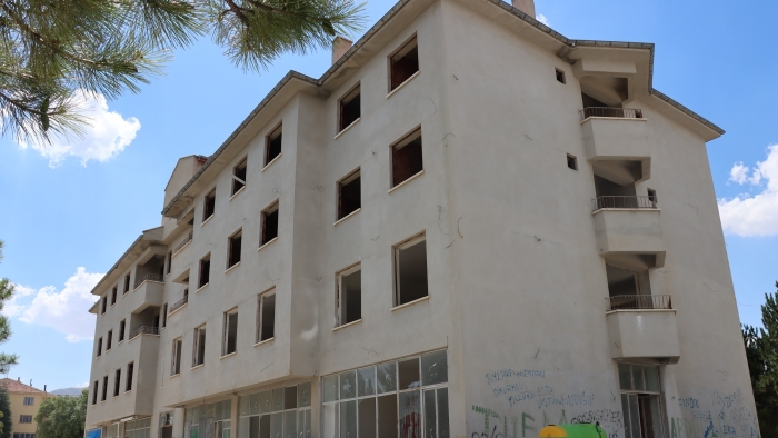 Eskişehir’de atıl belediye binasında tehlikeli oyun: Çocuklar çatıya çıkıyor