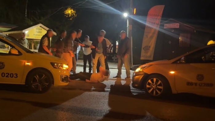 Taksiyi gasp edip geri getirdi, arkadaşını geride bıraktı: Taksimetreyi ödedi