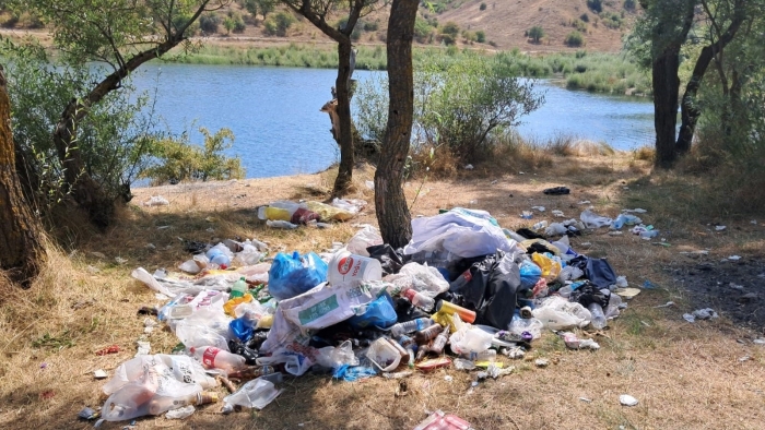 Balık tutmaya gittiler, gölet kıyısını temizlediler: Çöpleri tek tek topladılar