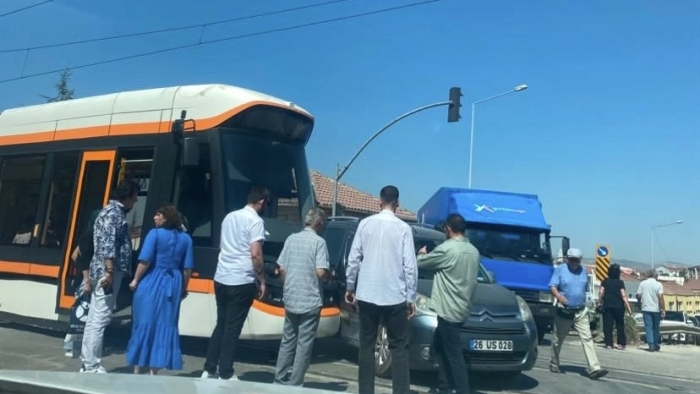 Eskişehir’de tramvay ile araç çarpıştı: İki hatta seferler aksadı