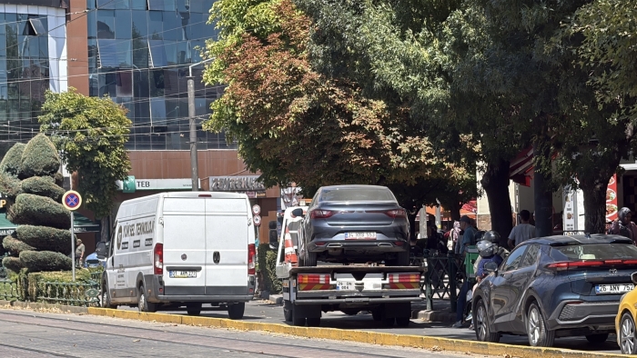 Eskişehir’de tek bir hatalı park trafiği kilitledi: Çekici geçemeyince kuyruk oluştu