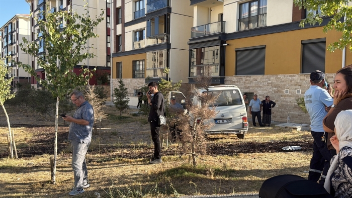 Minibüs evin bahçesine uçtu: 8 yaralı
