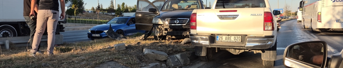 Eskişehir’de pikap ile otomobil çarpıştı: Otomobil refüje çıktı