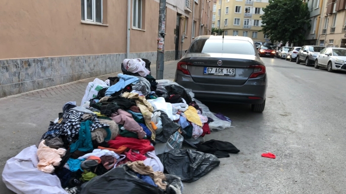 Kaldırım kıyafet yığınıyla kaplandı: Vatandaşlardan tepki