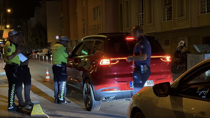 Genez Sokak’ta gürültü denetimi: 52 sürücüye ceza