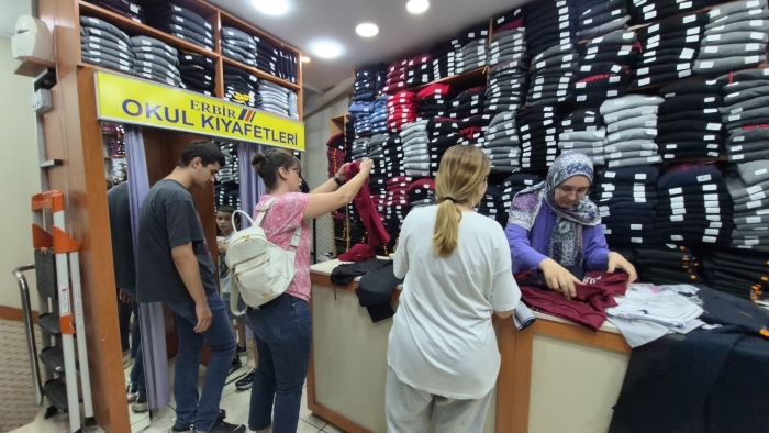 Okul alışverişi başladı: Eskişehir’de 4 parçalık kıyafet seti 2 bin liradan başlıyor