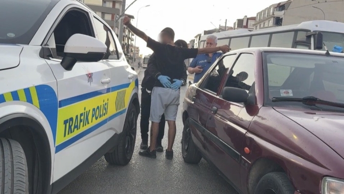 Eskişehir’de kavşakta çalışan otomobilde uyuyakaldılar: Polis güçlükle uyandırdı