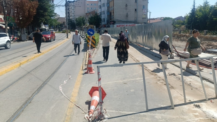 Halkevi inşaatı çevresinde ulaşım kargaşası: Yayalar tramvay yolunda