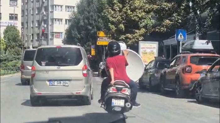 Eskişehir’de motosiklet üzerinde tehlikeli yolculuk: Çanak anten taşıdı