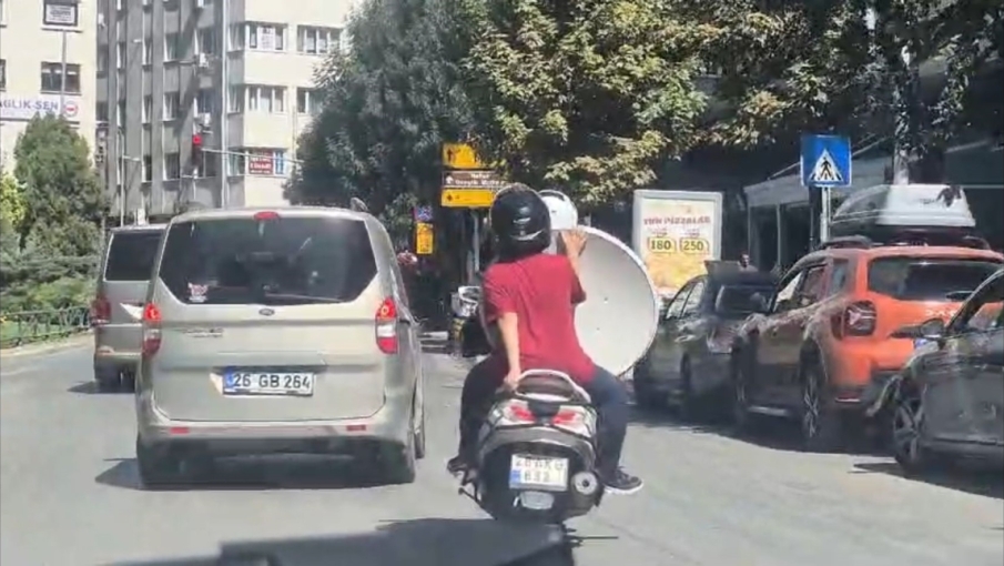 Eskişehir’de motosiklet üzerinde tehlikeli yolculuk: Çanak anten taşıdı