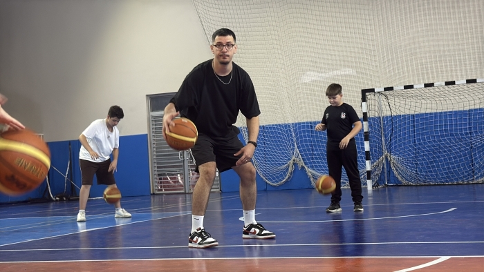 İşitme engelli antrenör Fikret Sözen, geleceğin basketbolcularını yetiştiriyor