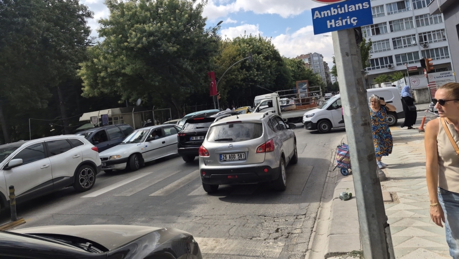 Elektrik kesildi, trafik ışıkları söndü: Eskişehir’in merkezinde trafik karıştı