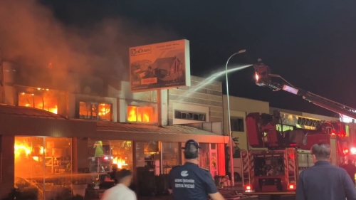 Baksan Sanayi Sitesi’nde yangın: Alevlere TOMA ile de müdahale edildi