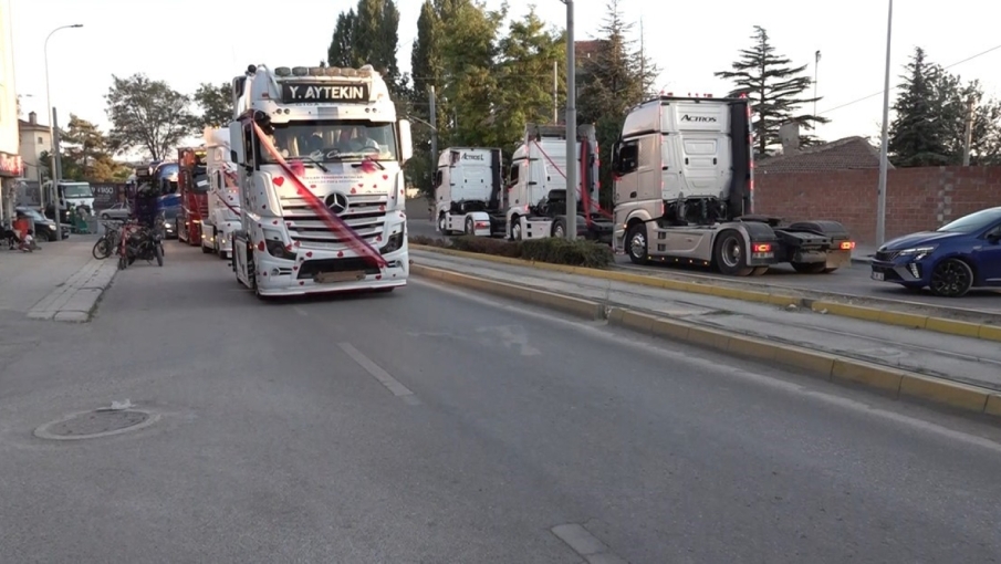 Eskişehir’de damada 7 tırlık düğün sürprizi