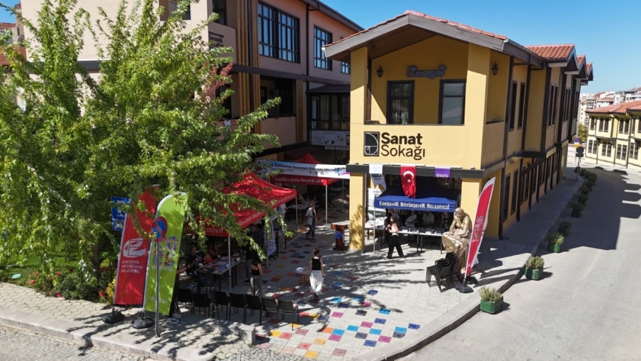 Eskişehir’de “Fırçanın Sırdaki İzi” başladı: Sanatçılar eserlerini Sanat Sokağı’nda üretecek
