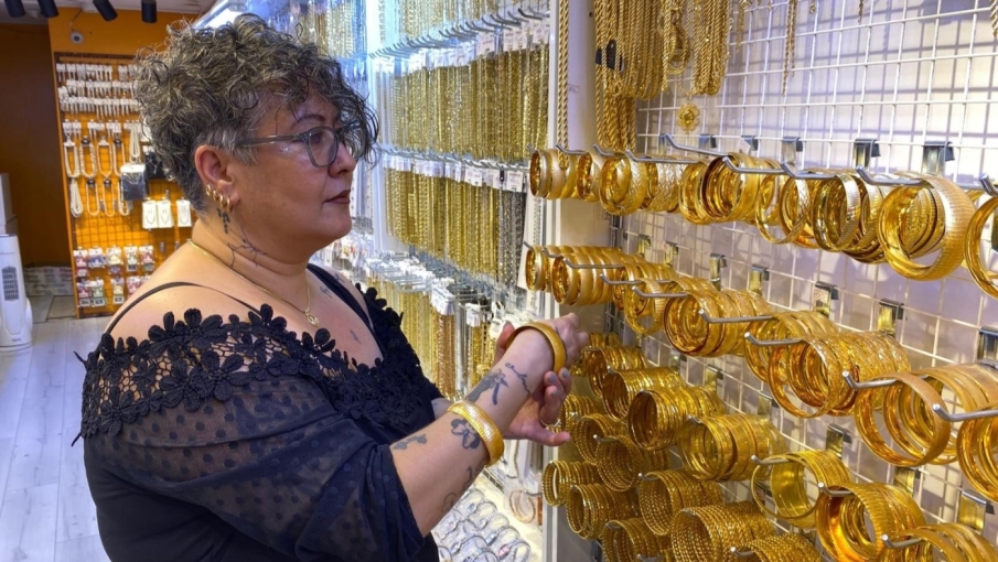 Gerçek altınlarını kasada tutup imitasyonlarını takıyorlar