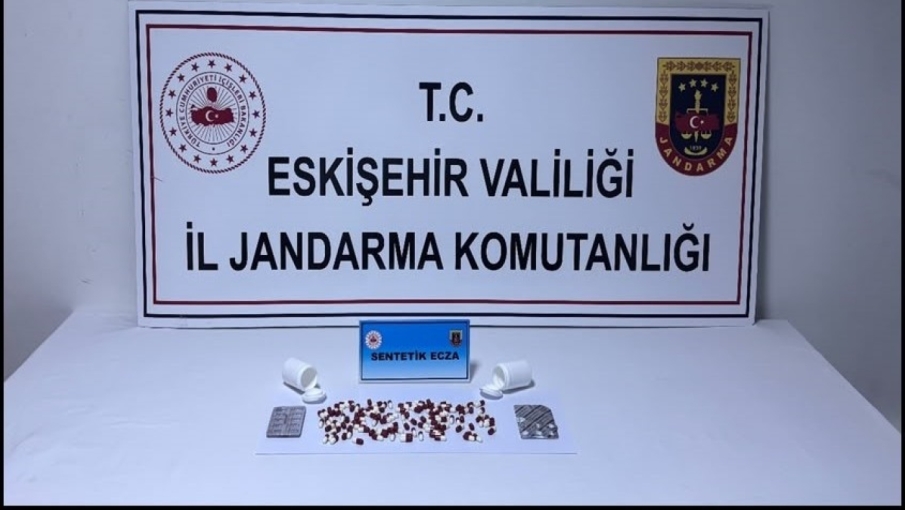 Sivrihisar’da otobüs yolcusunun üzerinden 128 sentetik ecza hapı çıktı