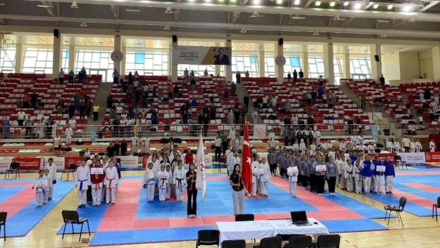 Eskişehir, Yıldızlar Ligi Karate Şampiyonası’nda madalya sıralamasının zirvesinde
